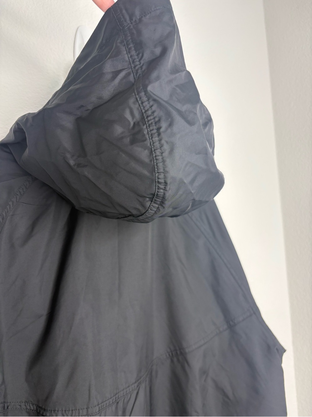 Nike Men’s Black Windbreaker with Packable Hood & Kangaroo Pocket - Picture 10 of 13
